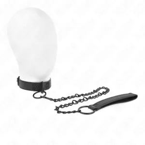 Schwarzes Halsband mit Kette und Griff auf weißem Hintergrund.