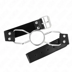 Schwarzes Lederhalsband mit silbernem Metallring und Schnalle, auf weißem Hintergrund.