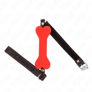 Rotes Knochen-Design mit schwarzen Riemen und silbernen Schnallen auf weißem Hintergrund.