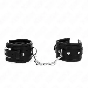 Schwarze Lederhandschellen mit Kette und Schnallen auf weißem Hintergrund.