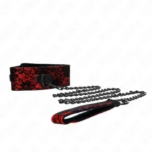 Rotes Halsband mit schwarzem Spitzenmuster und Kette auf weißem Hintergrund.