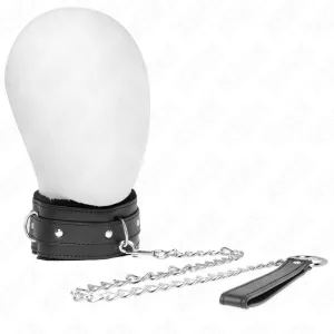 Schwarzes Halsband mit Kette und Griff auf weißem Hintergrund.