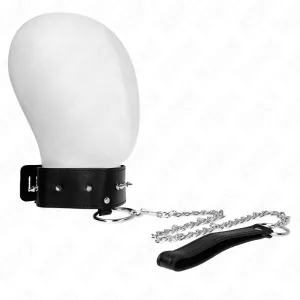 Schwarze Lederfessel mit Kette und Griff, auf weißem Hintergrund.