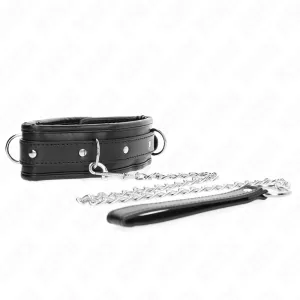Schwarzes Halsband mit Metallkette und Griff auf weißem Hintergrund.