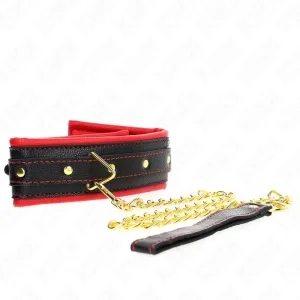 Schwarzes und rotes Halsband mit goldener Kette und Schnalle auf weißem Hintergrund.
