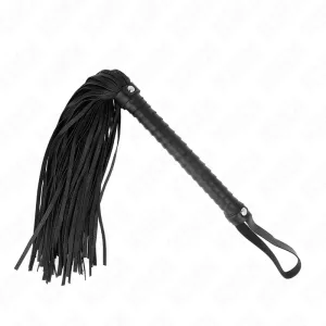 Schwarze Lederpeitsche mit geflochtenem Griff und mehreren Riemen, auf weißem Hintergrund.