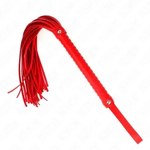 Rote Peitsche mit geflochtenem Griff und mehreren Riemen, auf weißem Hintergrund.