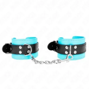 Zwei blaue und schwarze Handfesseln mit Kette verbunden, auf weißem Hintergrund.