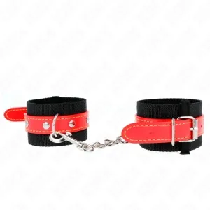 Schwarze und rote Handfesseln mit Kette, auf weißem Hintergrund.