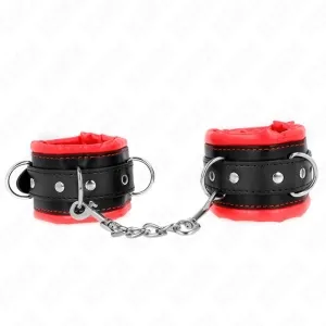 Schwarze und rote Handfesseln mit Kette, aus Leder und Metall, auf weißem Hintergrund.