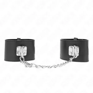 Schwarze Leder-Handfesseln mit silberner Kette, auf weißem Hintergrund.