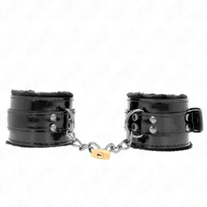 Schwarze Leder-Handfesseln mit Kette und Schloss, auf weißem Hintergrund.