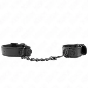 Schwarze Leder-Handfesseln mit Kette, auf weißem Hintergrund.