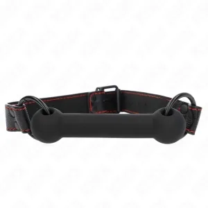 Schwarzes Hundehalsband mit roter Naht und Metallringen, auf weißem Hintergrund.