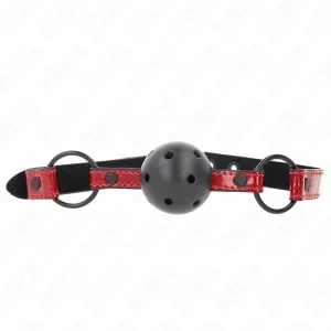 Schwarzer Ballknebel mit roten Riemen und Metallringen, auf weißem Hintergrund.