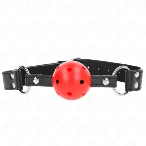 Schwarzes Lederknebel mit rotem Ball und Metallringen, auf weißem Hintergrund.