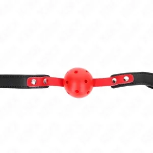 Roter Ballknebel mit schwarzen Riemen und silbernen Nieten, auf weißem Hintergrund.