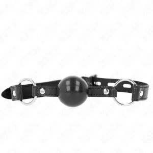 Schwarzer Ballknebel mit verstellbarem Lederriemen und Metallringen auf weißem Hintergrund.