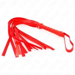 Rote Peitsche mit mehreren Riemen und einem Griff, auf weißem Hintergrund.
