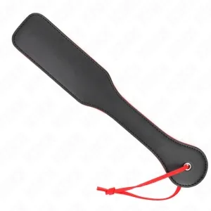 Schwarzes Lederpaddel mit rotem Rand und roter Schlaufe, auf weißem Hintergrund.
