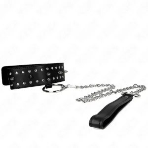Schwarzes Halsband mit Nieten und Kette, verbunden mit einer schwarzen Lederschlaufe.
