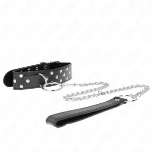 Schwarzes Halsband mit Nieten und silberner Kette, Ledergriff am Ende der Kette.