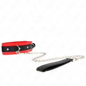 Rotes und schwarzes Halsband mit Metallkette und schwarzem Griff auf weißem Hintergrund.