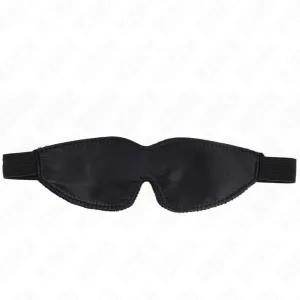 Schwarze Augenmaske mit elastischem Band, auf weißem Hintergrund.