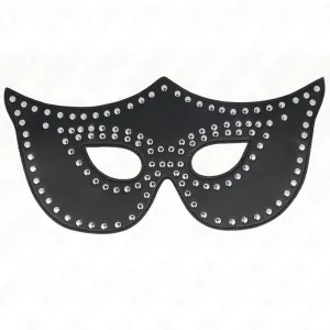 Schwarze Augenmaske mit silbernen Nieten verziert, auf weißem Hintergrund.