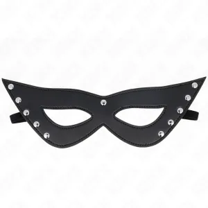 Schwarze Augenmaske mit spitzen Enden und silbernen Nieten, auf weißem Hintergrund.