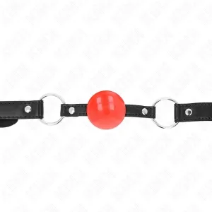 Schwarzes Lederband mit rotem Ball und Metallringen, vor weißem Hintergrund.