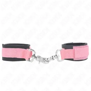 Zwei rosa Handfesseln mit schwarzem Innenfutter, verbunden durch eine silberne Kette.