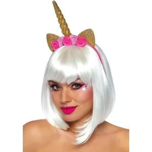 Frau mit weißer Perücke, Einhorn-Stirnband und pinkem Make-up.