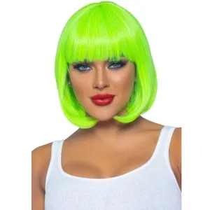 Frau mit leuchtend grüner Bob-Perücke, rotem Lippenstift und weißem Tanktop vor weißem Hintergrund.