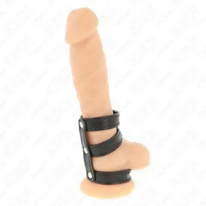 Spielzeug-Dildo mit schwarzem Lederriemen auf weißem Hintergrund.