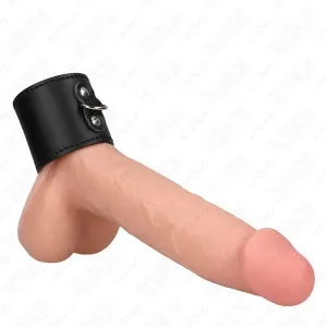 Ein Dildo mit einem schwarzen Lederband um die Basis, vor weißem Hintergrund.