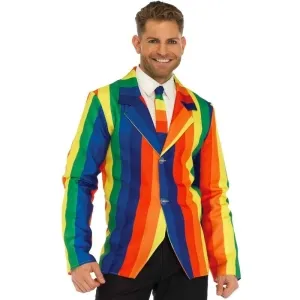 Mann in Regenbogenanzug mit passender Krawatte, lächelnd.