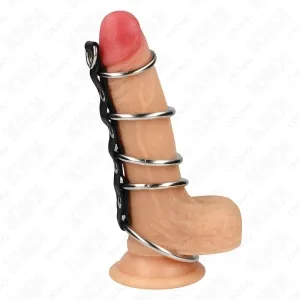 Dildo mit Metallringen und Lederband, aufrecht stehend, vor weißem Hintergrund.