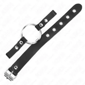 Schwarzes Lederhalsband mit Metallring und Schnalle, auf weißem Hintergrund.