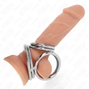 Ein Dildo mit drei silbernen Metallringen, die an der Basis befestigt sind.