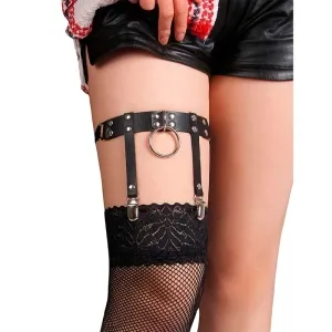 Oberschenkel mit schwarzem Lederstrumpfhalter und Netzstrümpfen.