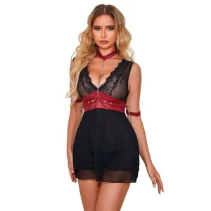 Frau in schwarzem Spitzenkleid mit rotem Lederharness und Kette, blondes Haar, weißer Hintergrund.