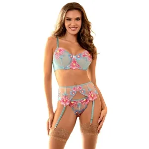 Frau in blauer, blumengemusterter Dessous mit Strapsen und Strümpfen, lächelnd.
