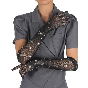 Person trägt glitzernde, schwarze Netz-Handschuhe und ein graues Oberteil.