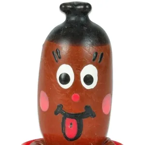 Spielzeugfigur mit lachendem Gesicht, großen Augen und herausgestreckter Zunge.