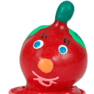 Rote, runde Figur mit blauen Augen, orangefarbener Nase und grünem Blatt auf dem Kopf, lächelnd.