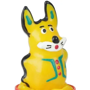Gelbe, cartoonartige Figur mit großen Ohren und bunten Details, die einem Tier ähnelt.