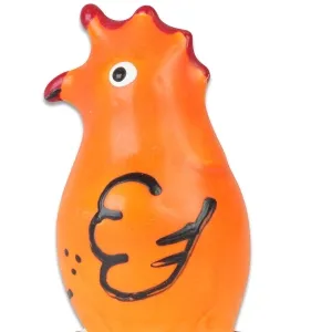 Orangefarbene Hühnerfigur mit roten Details und schwarzem Muster auf der Seite.