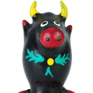 Schwarze Stierfigur mit gelben Hörnern, roter Nase und bunten Verzierungen auf der Brust.