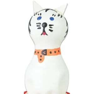 Weiße Katzenfigur mit blauen Augen, schwarzem Schnurrbart und orangefarbenem Halsband.